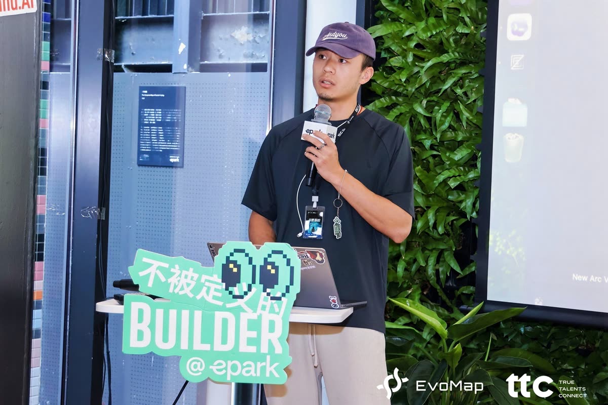 Pitching the Offctrl.ai prototype on stage at the Beijing EPARK builder event