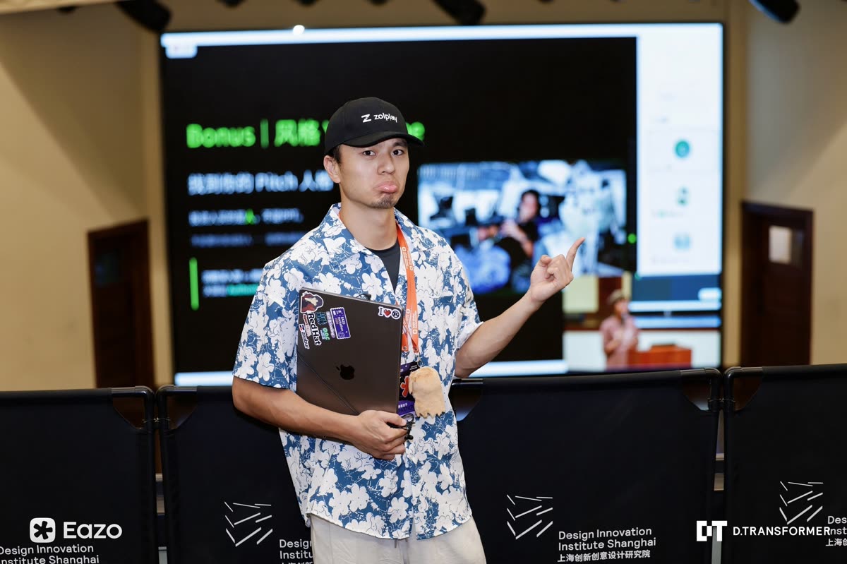 Pitching Hacker News Radar on stage at the Shanghai hackathon (Changzhi Rd 505)